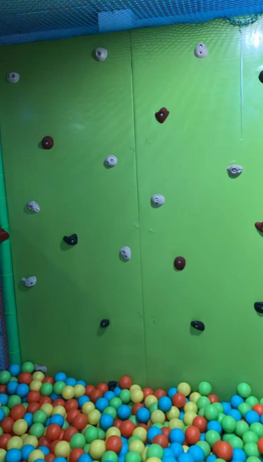 Rocódromo con presas de escalada del parque de bolas Mundo Park en Vallecas