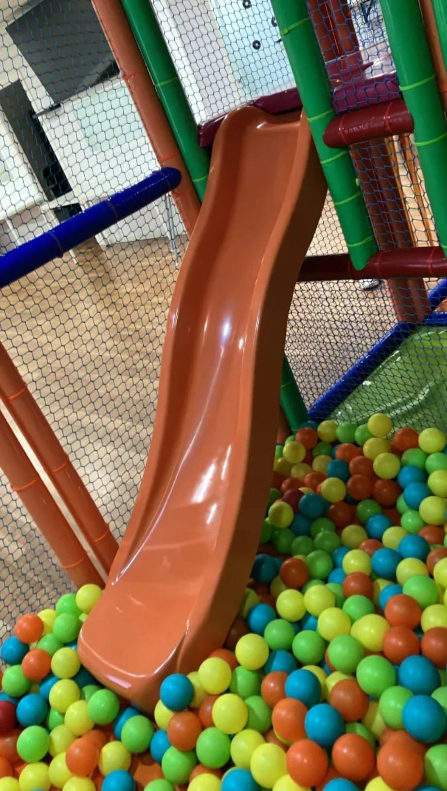 Tobogán que cae a la piscina de bolas de Mundo Park Vallecas