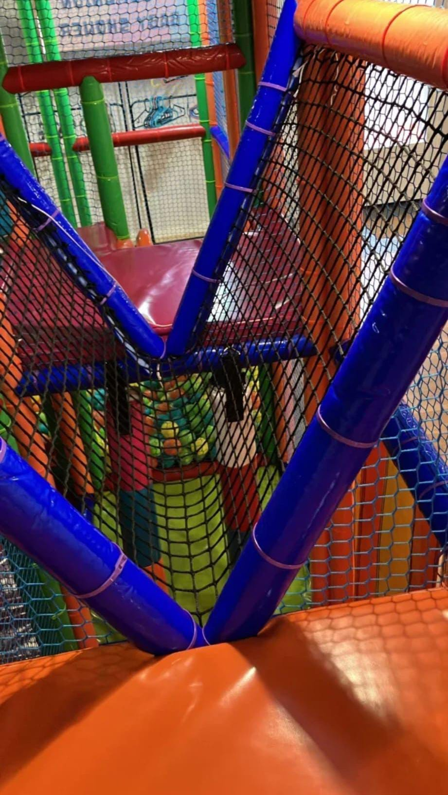 Puente en V de redes en la estructura de juegos de Mundo Park Vallecas