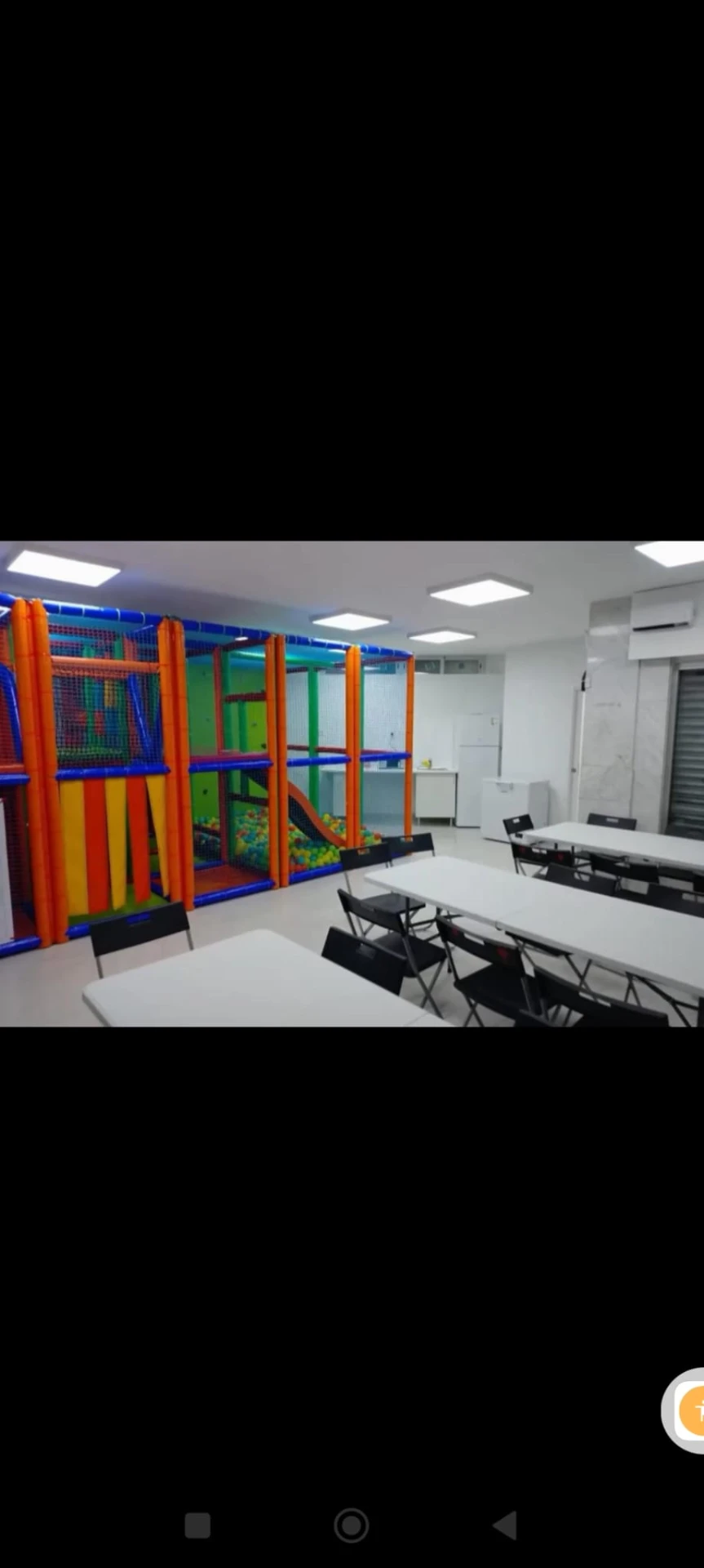 Vista general de la sala para alquilar en Vallecas con parque de bolas y mesas