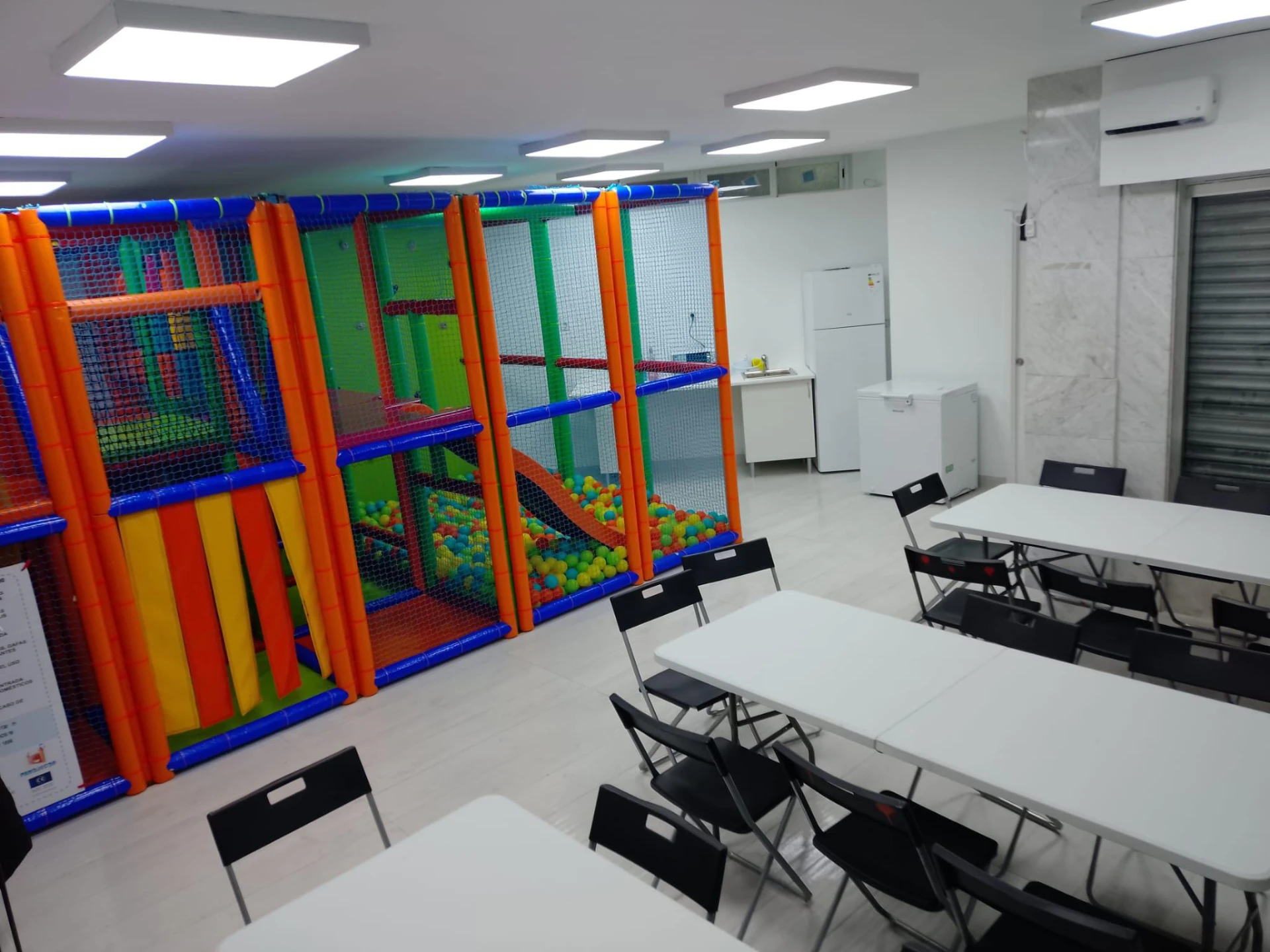 Sala privada con mesas y sillas para alquilar en Vallecas junto al parque de bolas